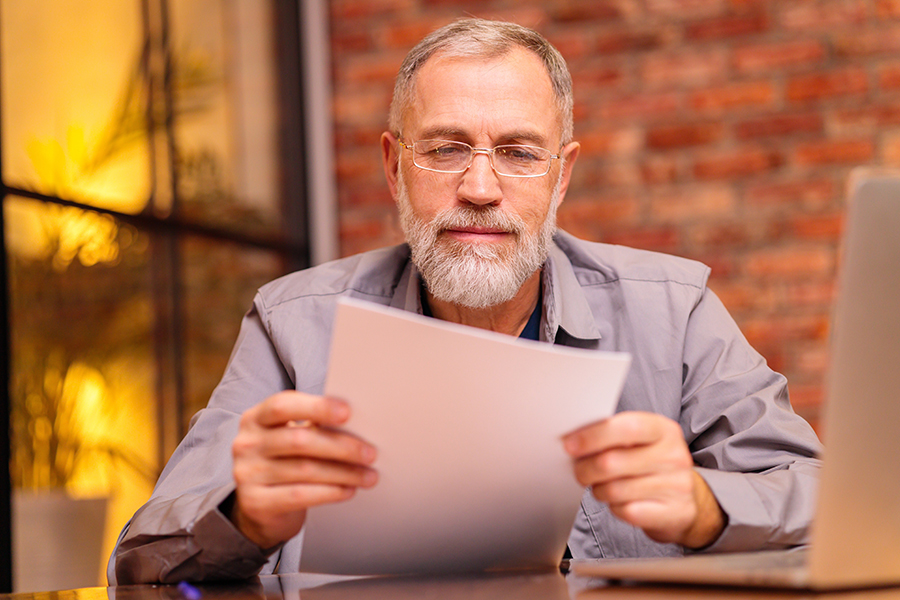 Worried,Aged,Man,Sit,By,Laptop,And,Try,Do,Make